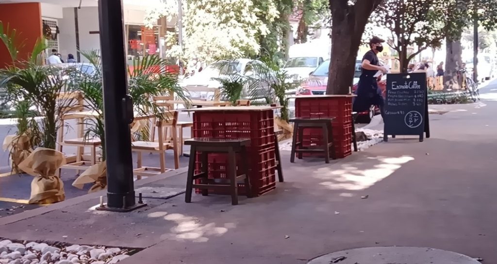 Foto restaurante coloca mesas de acuerdo al programa Ciudad al Aire Libre del gobierno de la cd. de México.